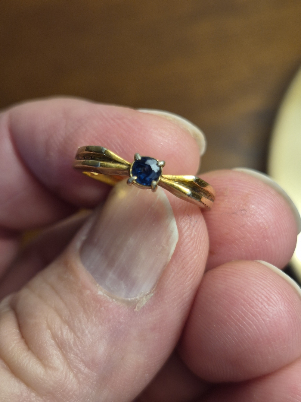 Vintage Avon 18kt HGE Gold Plated Ring with Small Sapphire Stone Accent 7-8